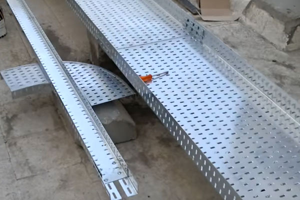 Кабельный лоток на полу