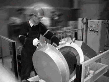 Загрузка деталей в контейнер для цинкования, источник: S.R. Taylor, Encyclopedia of Materials: Science and Technology, 2001