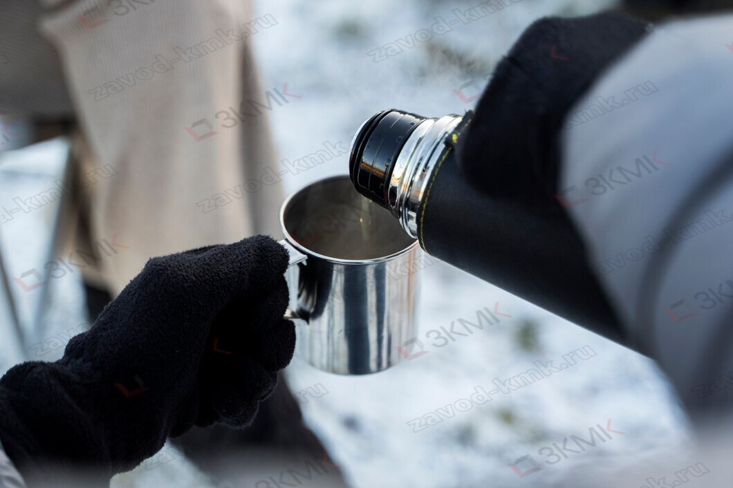 Для походных условий предпочтительнее кружка из нержавейки, чем оцинкованная. Источник: www.freepik.com
